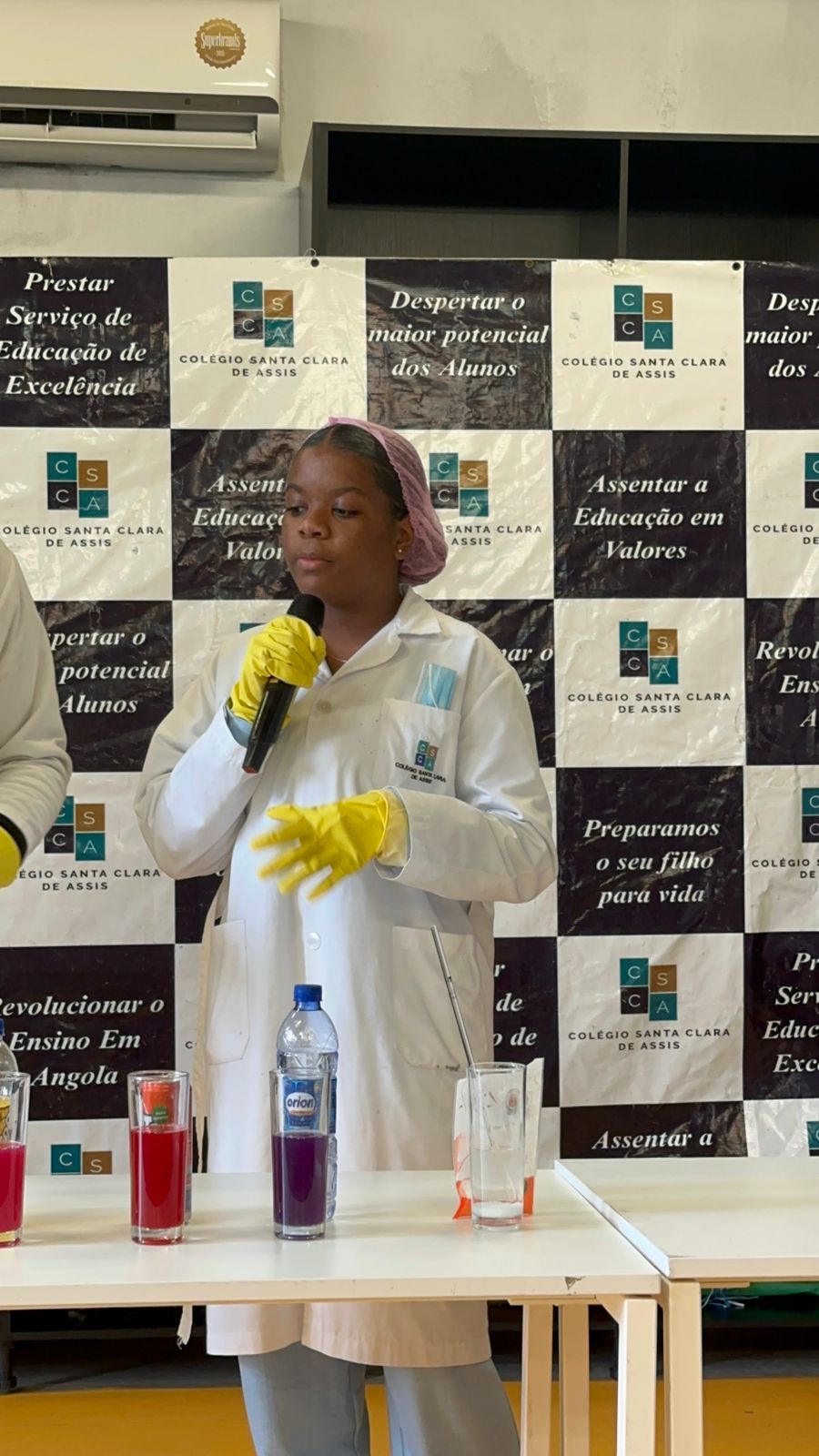 Crianças angolanas em actividade de artes e ciência